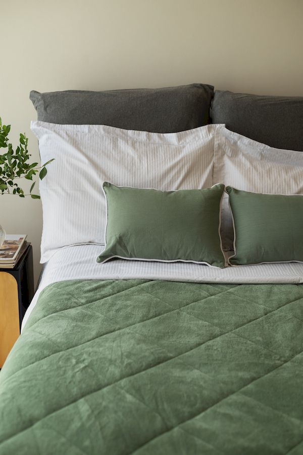 high-angle-cozy-bed-arrangement